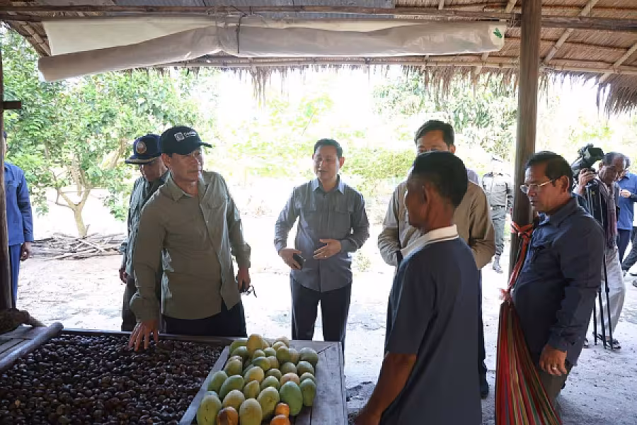 ឯកឧត្តម ខូយ រីដា ដឹកនាំក្រុមការងារចុះពិនិត្យមើលវឌ្ឍនភាពការរស់នៅរបស់បងប្អូនអតីតយុទ្ធជន និងនិវត្តជនក្នុងភូមិប៊ុនរ៉ានីសែនជ័យដំណក់ទ្រយឹង - Image 4
