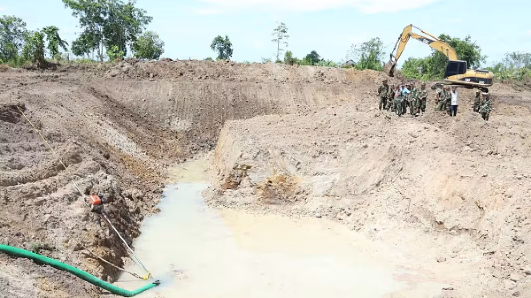 អ​.ន​.ក​. ខេត្តកំពង់ធំ ចុះពិនិត្យសកម្មភាពជីកស្រះទឹក នៅមណ្ឌលអភិវឌ្ឍន៍អតីតយុទ្ធជន មរតកតេជោអធិបតីថ្លុកព្រីង - Image 7