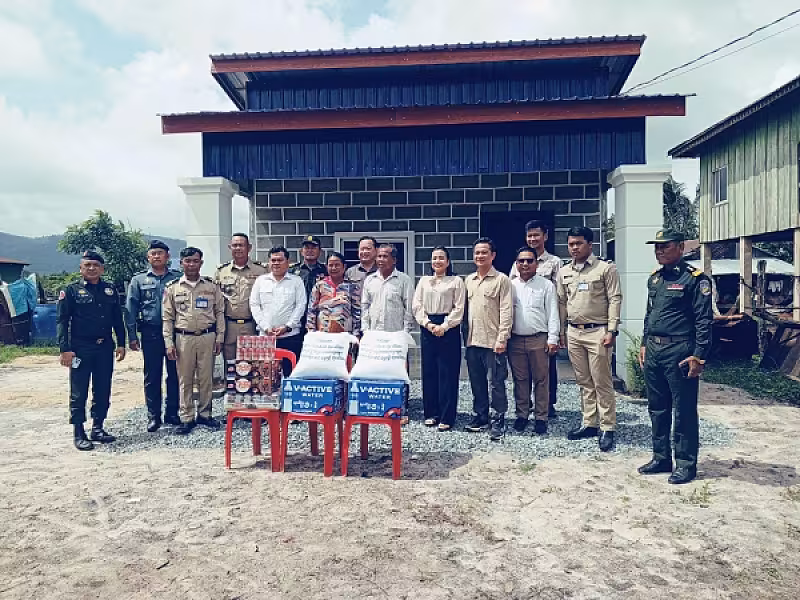 អ.ន.ក ស្រុកកំពង់សិលា ចុះប្រគល់ផ្ទះមួយខ្នងដល់អតីតយុទ្ធជន  - Image 4