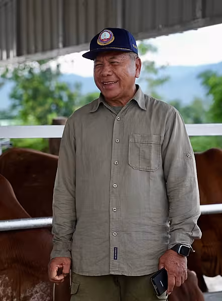 ឯកឧត្តមអ្នកឧកញ៉ា ម៉ម វណ្ណឌី និងឯកឧត្តម អ៊ុំ សុខ អញ្ជើញចុះពិនិត្យទ្រុង និងការចិញ្ចឹមគោនៅភូមិប៊ុនរ៉ានីសែនជ័យដំណាក់ទ្រយឹង - Image 7