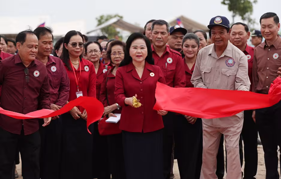 សម្តេចកិត្តិព្រឹទ្ធបណ្ឌិត ប៊ុន រ៉ានី ហ៊ុនសែន អញ្ជើញសំណេះសំណាល និងប្រគល់ផ្ទះ-អណ្តូងទឹក ជូនអតីតយុទ្ធជន និងនិវត្តជន នៅភូមិប៊ុនរ៉ានីសែនជ័យដំណាក់ទ្រយឹង - Image 9