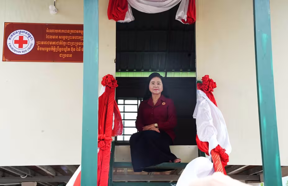 សម្ដេចកិត្តិព្រឹទ្ធបណ្ឌិត ប៊ុន រ៉ានី ហ៊ុន សែន ផ្ដល់អំណោយផ្ទះថ្មី ១០០ខ្នង ជូនអតីតយុទ្ធជន និងនិវត្តជន ក្នុងខេត្តពោធិ៍សាត់ - Image 4