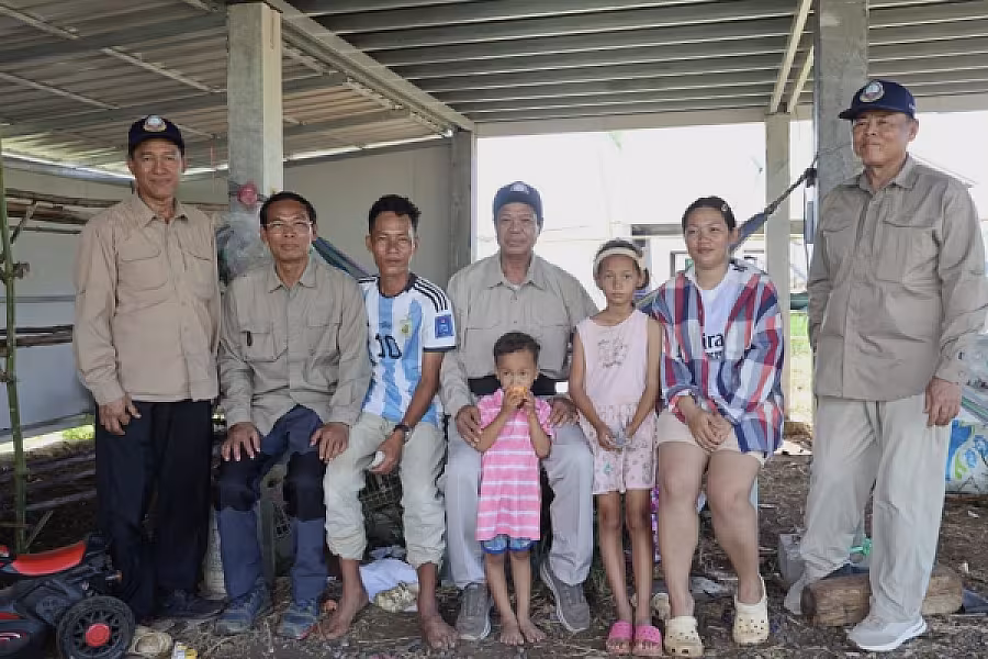 ឯកឧត្តម គន់ គីម អញ្ជើញចុះពិនិត្យស្ថានភាពរស់នៅ និងអាជីវកម្មប្រជាពលរដ្ឋភៀសសឹកស្នាក់នៅផ្ទះបណ្តោះអាសន្នក្នុងខេត្តបន្ទាយមានជ័យ - Image 4