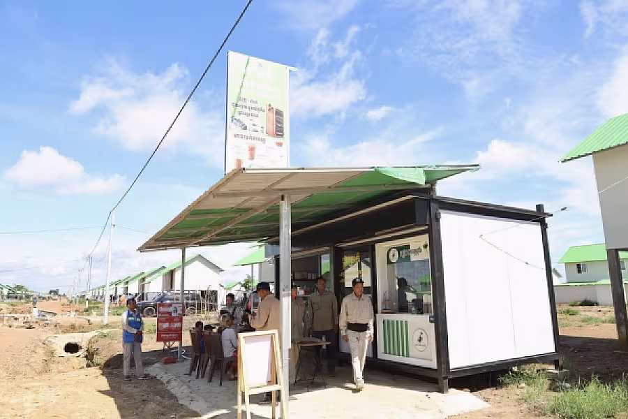 ឯកឧត្តម គន់ គីម អញ្ជើញចុះពិនិត្យស្ថានភាពរស់នៅ និងអាជីវកម្មប្រជាពលរដ្ឋភៀសសឹកស្នាក់នៅផ្ទះបណ្តោះអាសន្នក្នុងខេត្តបន្ទាយមានជ័យ - Image 5