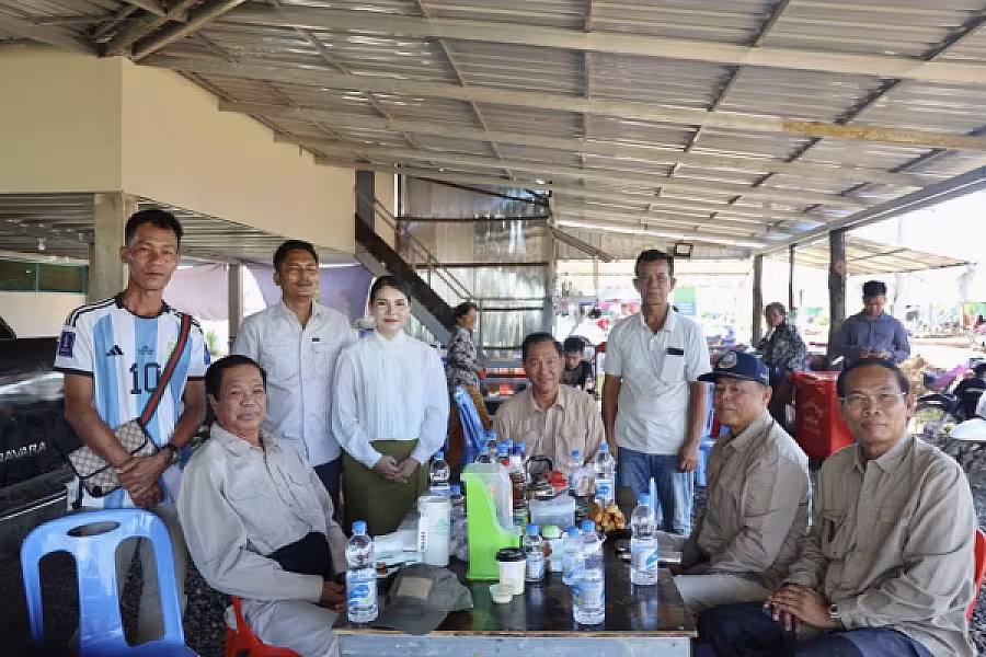 ឯកឧត្តម គន់ គីម អញ្ជើញចុះពិនិត្យស្ថានភាពរស់នៅ និងអាជីវកម្មប្រជាពលរដ្ឋភៀសសឹកស្នាក់នៅផ្ទះបណ្តោះអាសន្នក្នុងខេត្តបន្ទាយមានជ័យ - Image 6