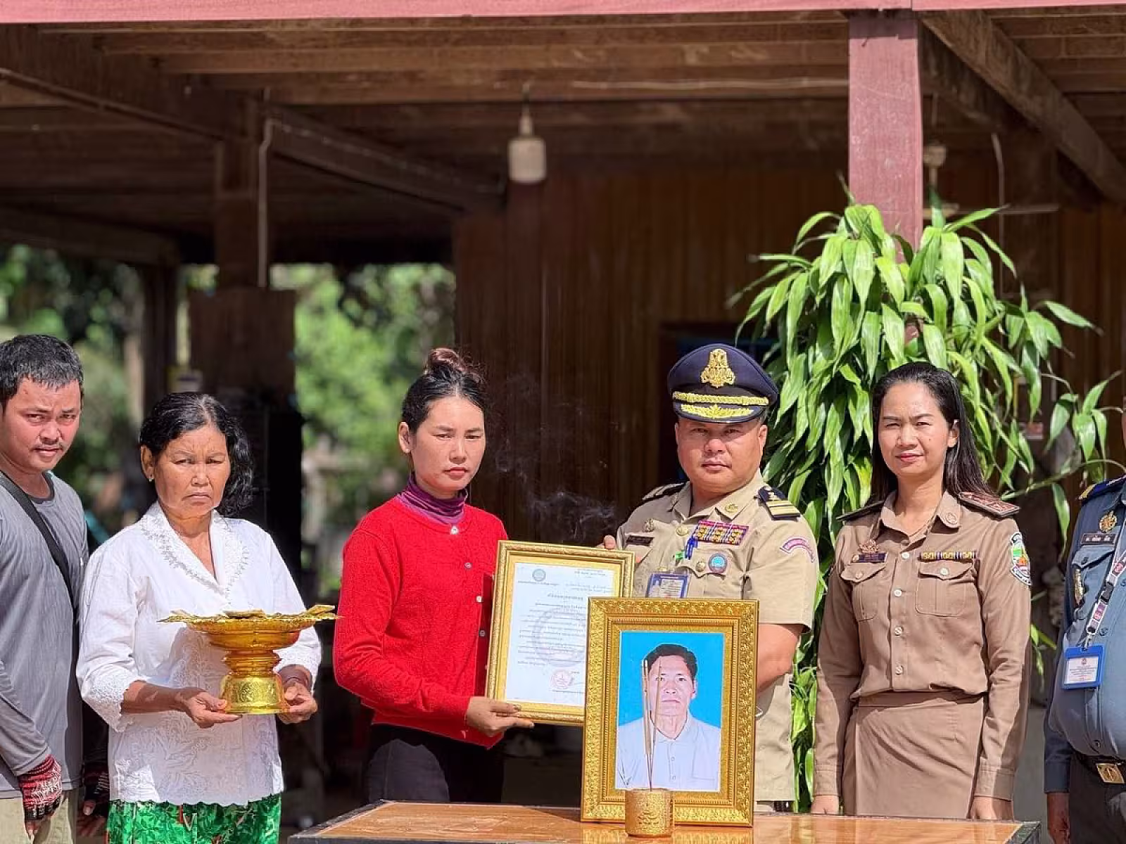 អ.ន.ក.ស្រុកត្រពាំងប្រាសាទ ចុះប្រគល់ថវិកាបេឡាមរណសង្គ្រោះជូនគ្រួសារសពជាសមាជិក