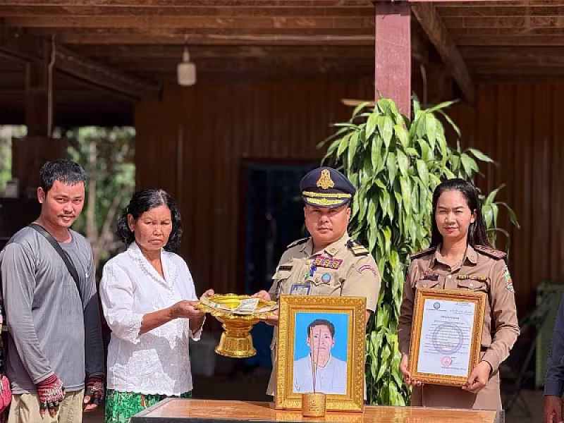 អ.ន.ក.ស្រុកត្រពាំងប្រាសាទ ចុះប្រគល់ថវិកាបេឡាមរណសង្គ្រោះជូនគ្រួសារសពជាសមាជិក - Image 2