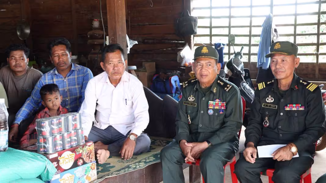 អ.ន.ក. ខេត្តកំពង់ធំ​ នាំយកអំណោយជូនអតីតយុទ្ធជនជាសមាជិកក្រុមប្រឹក្សាឃុំ