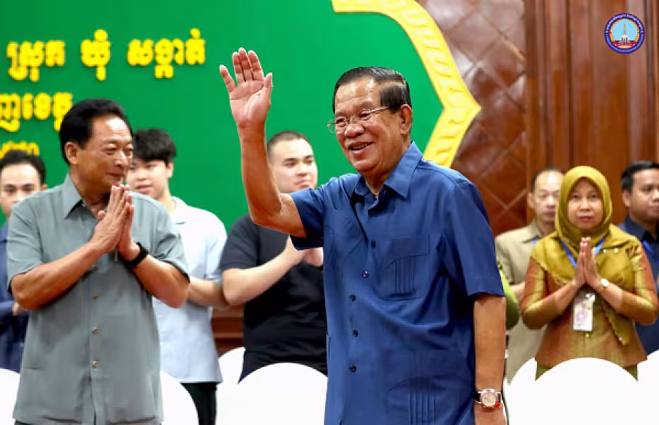 សម្ដេចអគ្គមហាសេនាបតីតេជោ ហ៊ុន សែន បានអញ្ជើញជាអធិបតីភាពដ៏ខ្ពង់ខ្ពស់ក្នុងពិធីសំណេះសំណាលជាមួយក្រុមប្រឹក្សាខេត្ត ក្រុង ស្រុក ឃុំ សង្កាត់ និងថ្នាក់ដឹកនាំមន្ទីរ អង្គភាពនានាជុំវិញខេត្តកំពង់ឆ្នាំង  - Image 2