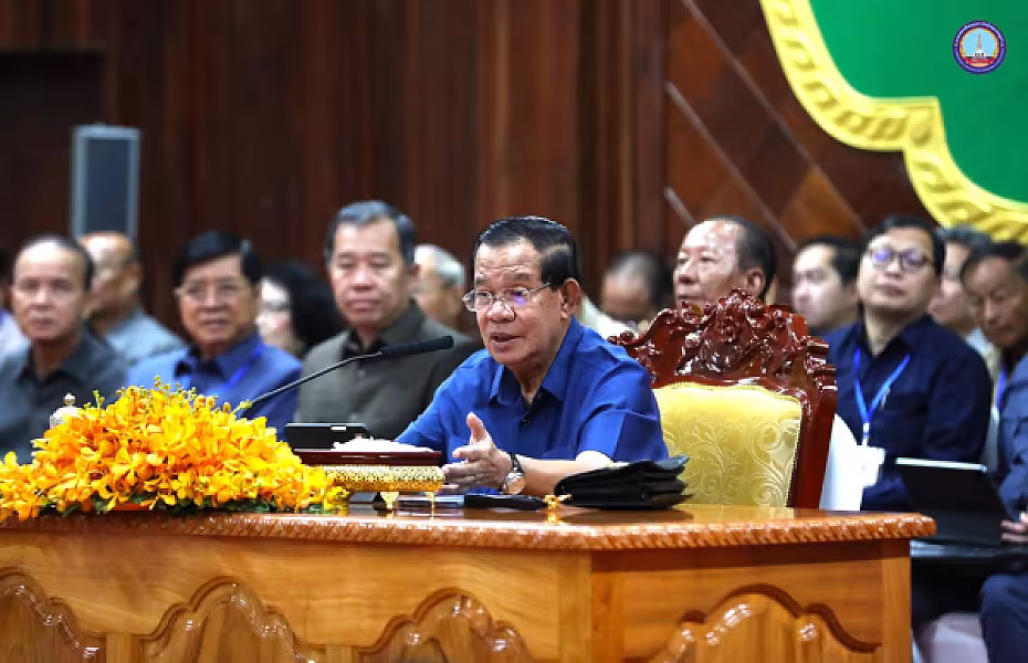 សម្ដេចអគ្គមហាសេនាបតីតេជោ ហ៊ុន សែន បានអញ្ជើញជាអធិបតីភាពដ៏ខ្ពង់ខ្ពស់ក្នុងពិធីសំណេះសំណាលជាមួយក្រុមប្រឹក្សាខេត្ត ក្រុង ស្រុក ឃុំ សង្កាត់ និងថ្នាក់ដឹកនាំមន្ទីរ អង្គភាពនានាជុំវិញខេត្តកំពង់ឆ្នាំង  - Image 3