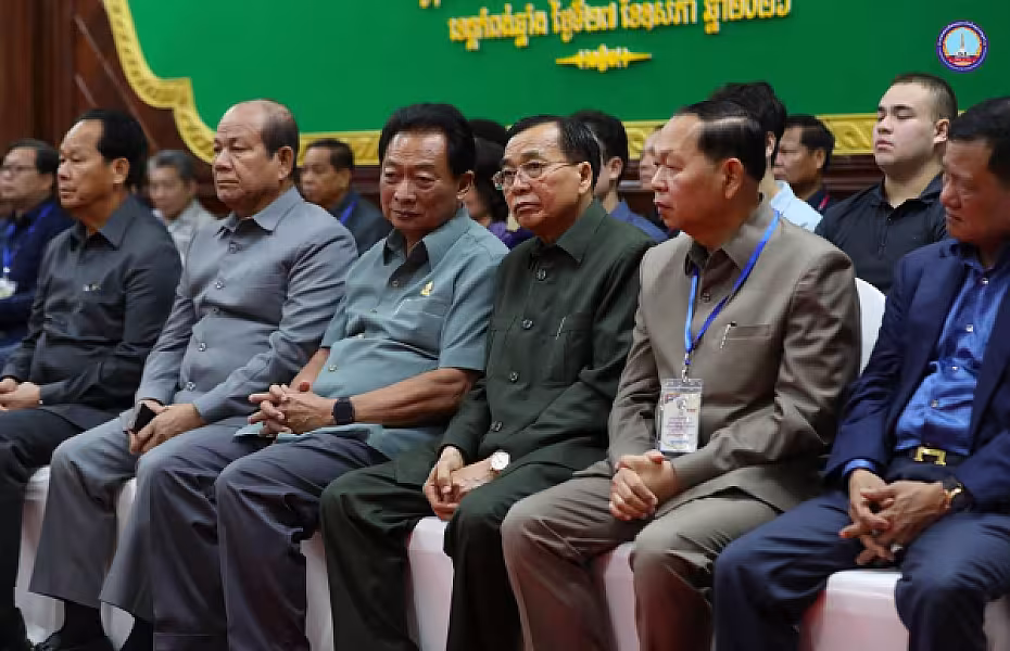 សម្ដេចអគ្គមហាសេនាបតីតេជោ ហ៊ុន សែន បានអញ្ជើញជាអធិបតីភាពដ៏ខ្ពង់ខ្ពស់ក្នុងពិធីសំណេះសំណាលជាមួយក្រុមប្រឹក្សាខេត្ត ក្រុង ស្រុក ឃុំ សង្កាត់ និងថ្នាក់ដឹកនាំមន្ទីរ អង្គភាពនានាជុំវិញខេត្តកំពង់ឆ្នាំង  - Image 5