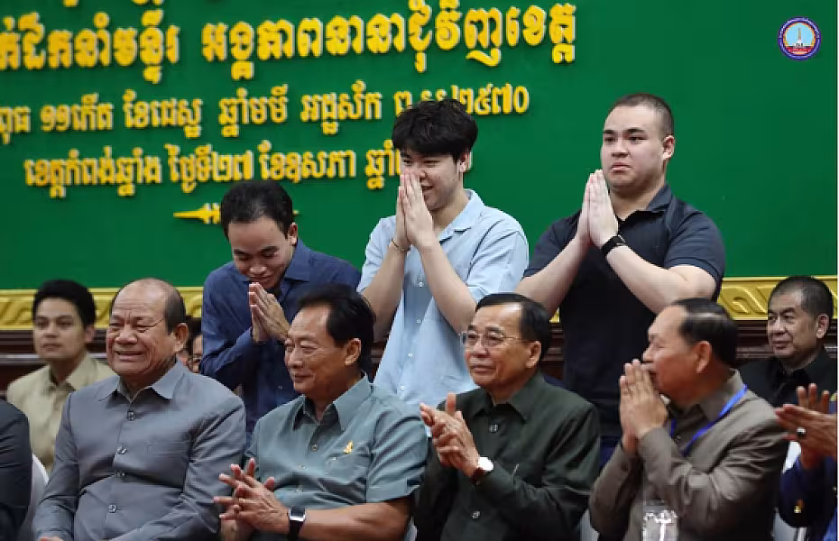 សម្ដេចអគ្គមហាសេនាបតីតេជោ ហ៊ុន សែន បានអញ្ជើញជាអធិបតីភាពដ៏ខ្ពង់ខ្ពស់ក្នុងពិធីសំណេះសំណាលជាមួយក្រុមប្រឹក្សាខេត្ត ក្រុង ស្រុក ឃុំ សង្កាត់ និងថ្នាក់ដឹកនាំមន្ទីរ អង្គភាពនានាជុំវិញខេត្តកំពង់ឆ្នាំង  - Image 7