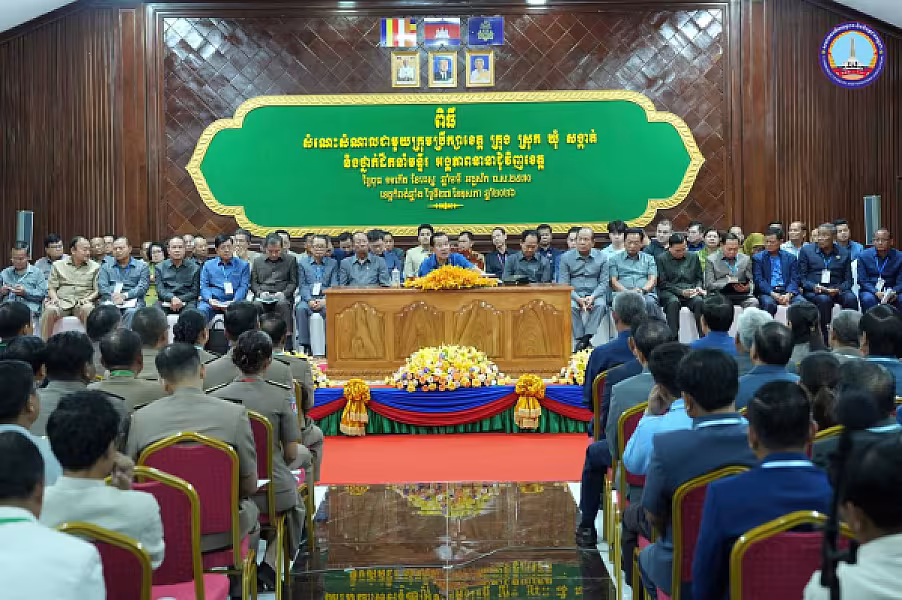 សម្ដេចអគ្គមហាសេនាបតីតេជោ ហ៊ុន សែន បានអញ្ជើញជាអធិបតីភាពដ៏ខ្ពង់ខ្ពស់ក្នុងពិធីសំណេះសំណាលជាមួយក្រុមប្រឹក្សាខេត្ត ក្រុង ស្រុក ឃុំ សង្កាត់ និងថ្នាក់ដឹកនាំមន្ទីរ អង្គភាពនានាជុំវិញខេត្តកំពង់ឆ្នាំង  - Image 9