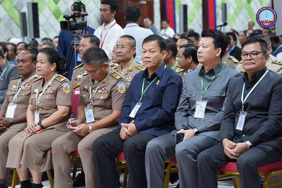 សម្ដេចអគ្គមហាសេនាបតីតេជោ ហ៊ុន សែន បានអញ្ជើញជាអធិបតីភាពដ៏ខ្ពង់ខ្ពស់ក្នុងពិធីសំណេះសំណាលជាមួយក្រុមប្រឹក្សាខេត្ត ក្រុង ស្រុក ឃុំ សង្កាត់ និងថ្នាក់ដឹកនាំមន្ទីរ អង្គភាពនានាជុំវិញខេត្តកំពង់ឆ្នាំង  - Image 13