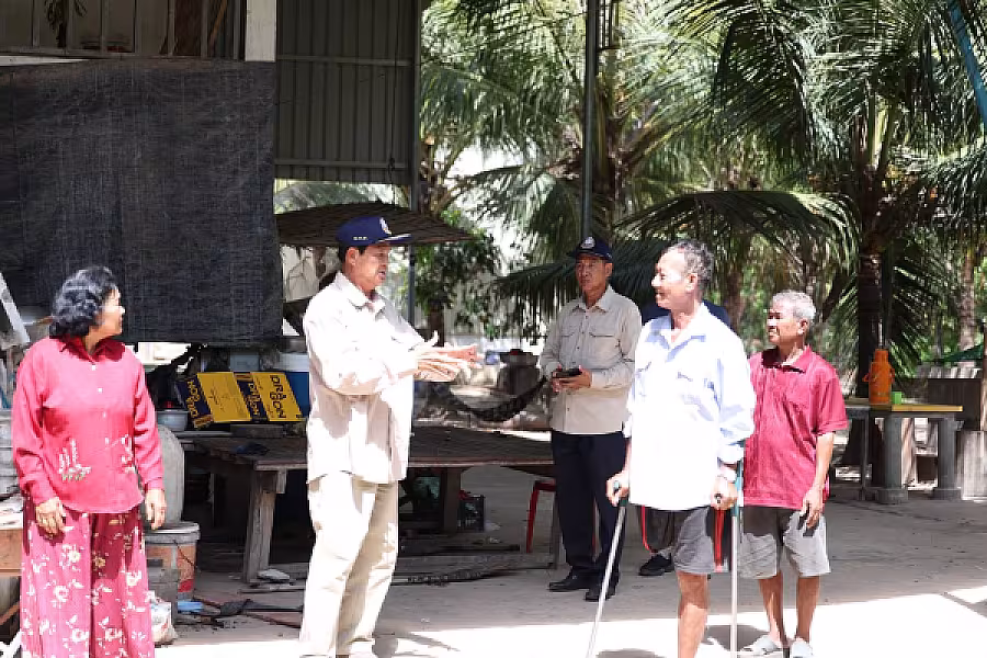 ឯកឧត្តម គន់ គីម អញ្ជើញចុះសួរសុខទុក្ខសមាជិក អ.ន.ក.តាមខ្នងផ្ទះ ក្នុងខេត្តស្វាយរៀង - Image 2
