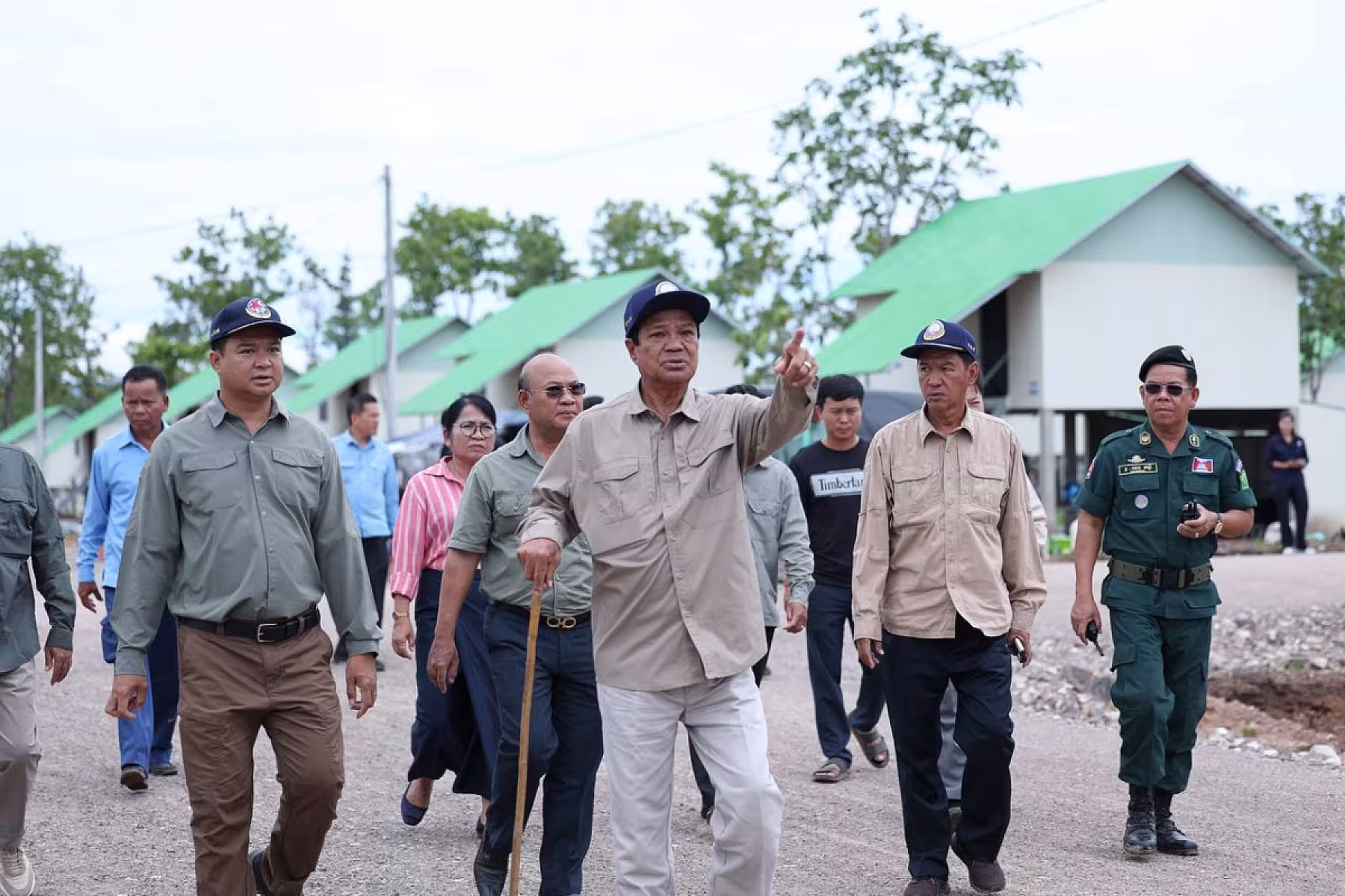 ឯកឧត្តម គន់ គីម អញ្ជើញចុះសួរទុក្ខពលរដ្ឋភៀសសឹកស្នាក់នៅផ្ទះបណ្តោះអាសន្នរបស់សមាគម ក្នុងខេត្តព្រះវិហារ