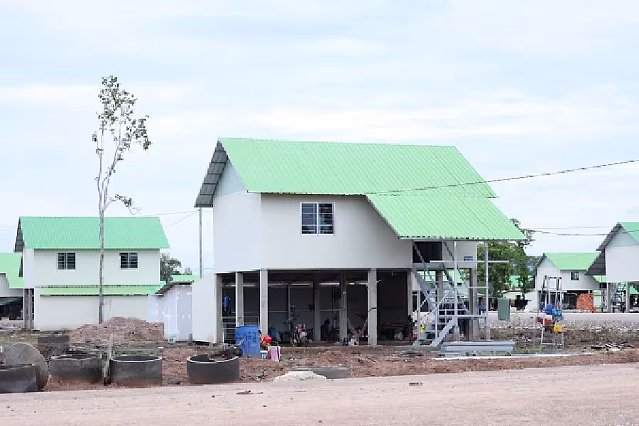ឯកឧត្តម គន់ គីម អញ្ជើញចុះសួរទុក្ខពលរដ្ឋភៀសសឹកស្នាក់នៅផ្ទះបណ្តោះអាសន្នរបស់សមាគម ក្នុងខេត្តព្រះវិហារ - Image 6