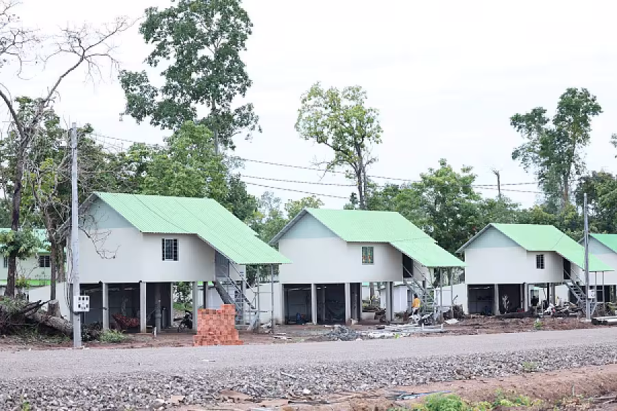 ឯកឧត្តម គន់ គីម អញ្ជើញចុះសួរទុក្ខពលរដ្ឋភៀសសឹកស្នាក់នៅផ្ទះបណ្តោះអាសន្នរបស់សមាគម ក្នុងខេត្តព្រះវិហារ - Image 9