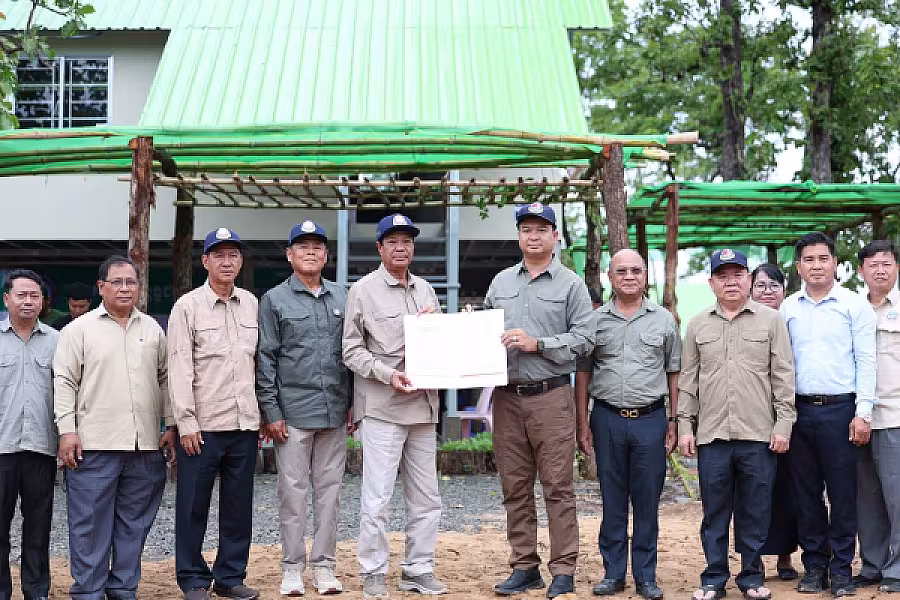 ឯកឧត្តម គន់ គីម អញ្ជើញចុះសួរទុក្ខពលរដ្ឋភៀសសឹកស្នាក់នៅផ្ទះបណ្តោះអាសន្នរបស់សមាគម ក្នុងខេត្តព្រះវិហារ - Image 11