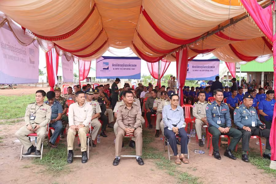 ឯកឧត្តម កិត្តិសង្គហបណ្ឌិត គន់ គីម ប្រគល់ផ្ទះ៣៨ខ្នង ជាអំណោយរបស់សម្ដេចមហាបវរធិបតី ហ៊ុន ម៉ាណែត ជូនអតីតយុទ្ធជន នៅស្រុកពញាក្រែក ខេត្តត្បូងឃ្មុំ - Image 3