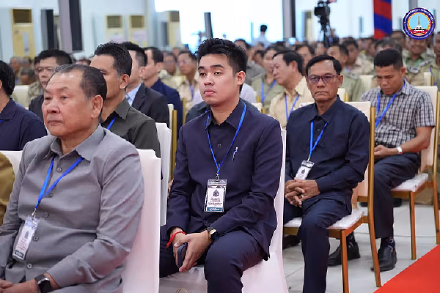 សម្ដេចអគ្គមហាសេនាបតីតេជោ ហ៊ុន សែន អញ្ជើញជាអធិបតីភាពដ៏ខ្ពង់ខ្ពស់ក្នុងពិធីសំណេះសំណាលជាមួយក្រុមប្រឹក្សាខេត្ត ក្រុង ស្រុក ឃុំ សង្កាត់ និង ថ្នាក់ដឹកនាំនៃមន្ទីរ អង្គភាពនានាជុំវិញខេត្តកំពង់ធំ - Image 14