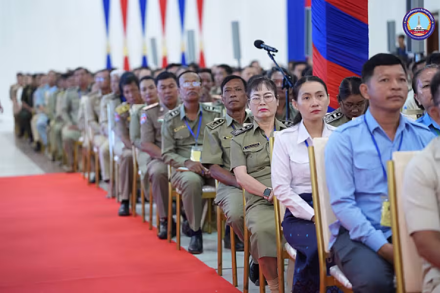 សម្ដេចអគ្គមហាសេនាបតីតេជោ ហ៊ុន សែន អញ្ជើញជាអធិបតីភាពដ៏ខ្ពង់ខ្ពស់ក្នុងពិធីសំណេះសំណាលជាមួយក្រុមប្រឹក្សាខេត្ត ក្រុង ស្រុក ឃុំ សង្កាត់ និង ថ្នាក់ដឹកនាំនៃមន្ទីរ អង្គភាពនានាជុំវិញខេត្តកំពង់ធំ - Image 18