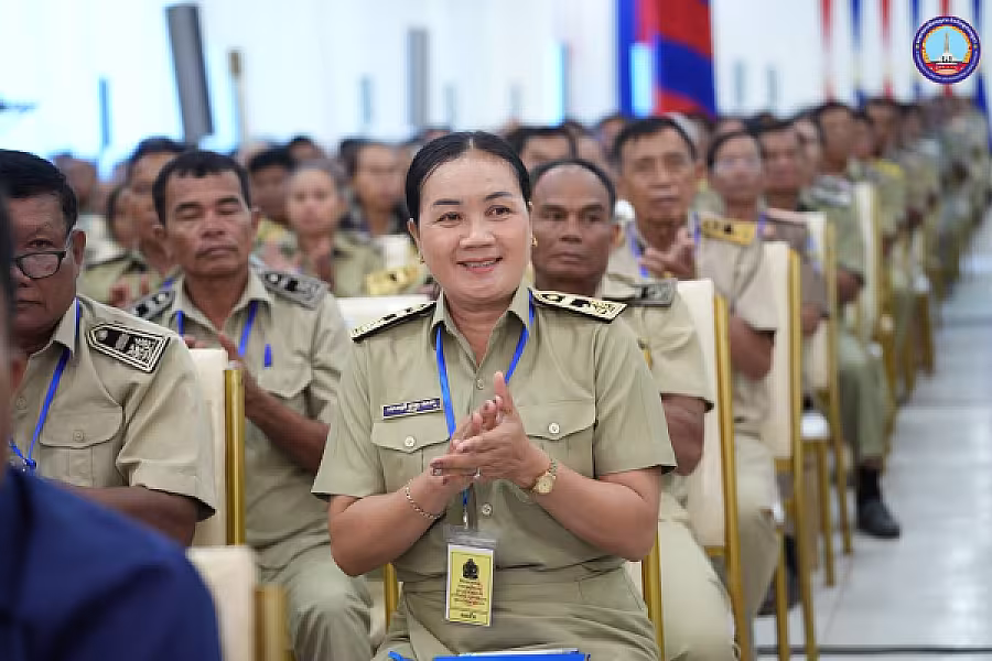 សម្ដេចអគ្គមហាសេនាបតីតេជោ ហ៊ុន សែន អញ្ជើញជាអធិបតីភាពដ៏ខ្ពង់ខ្ពស់ក្នុងពិធីសំណេះសំណាលជាមួយក្រុមប្រឹក្សាខេត្ត ក្រុង ស្រុក ឃុំ សង្កាត់ និង ថ្នាក់ដឹកនាំនៃមន្ទីរ អង្គភាពនានាជុំវិញខេត្តកំពង់ធំ - Image 21