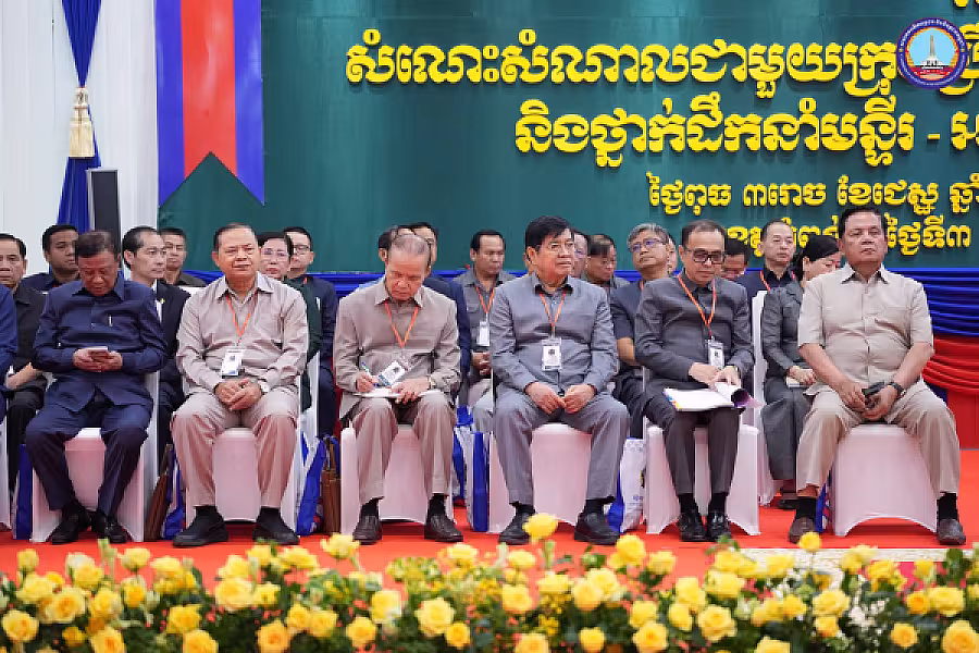 សម្ដេចអគ្គមហាសេនាបតីតេជោ ហ៊ុន សែន អញ្ជើញជាអធិបតីភាពដ៏ខ្ពង់ខ្ពស់ក្នុងពិធីសំណេះសំណាលជាមួយក្រុមប្រឹក្សាខេត្ត ក្រុង ស្រុក ឃុំ សង្កាត់ និង ថ្នាក់ដឹកនាំនៃមន្ទីរ អង្គភាពនានាជុំវិញខេត្តកំពង់ធំ - Image 8