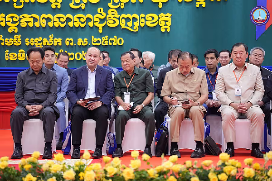 សម្ដេចអគ្គមហាសេនាបតីតេជោ ហ៊ុន សែន អញ្ជើញជាអធិបតីភាពដ៏ខ្ពង់ខ្ពស់ក្នុងពិធីសំណេះសំណាលជាមួយក្រុមប្រឹក្សាខេត្ត ក្រុង ស្រុក ឃុំ សង្កាត់ និង ថ្នាក់ដឹកនាំនៃមន្ទីរ អង្គភាពនានាជុំវិញខេត្តកំពង់ធំ - Image 9
