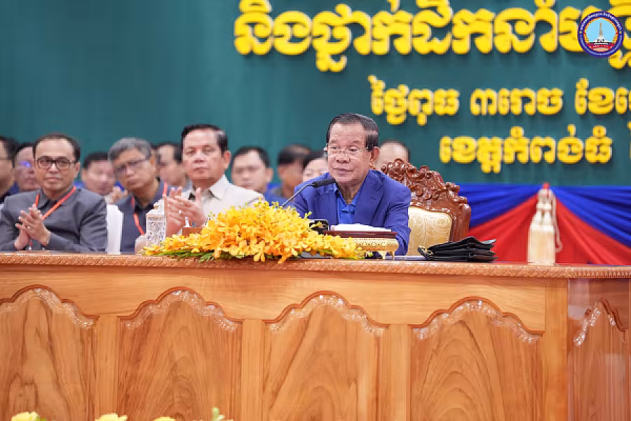 សម្ដេចអគ្គមហាសេនាបតីតេជោ ហ៊ុន សែន អញ្ជើញជាអធិបតីភាពដ៏ខ្ពង់ខ្ពស់ក្នុងពិធីសំណេះសំណាលជាមួយក្រុមប្រឹក្សាខេត្ត ក្រុង ស្រុក ឃុំ សង្កាត់ និង ថ្នាក់ដឹកនាំនៃមន្ទីរ អង្គភាពនានាជុំវិញខេត្តកំពង់ធំ - Image 2