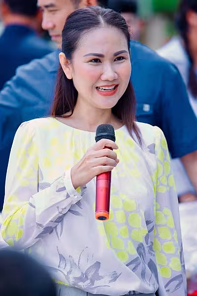ឯកឧត្តម ឌី វិជ្ជា និងលោកជំទាវ ហ៊ុន ម៉ាណា អញ្ជើញនាំយកទេយ្យវត្ថុ ប្រគេនព្រះសង្ឃ និងចែកអំណោយគ្រួសារយុទ្ធជននៅសមរភូមិជួរមុខ នៅស្រុកភ្នំស្រួច - Image 2