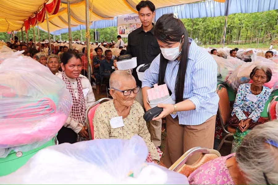 ឯកឧត្តម ឌី វិជ្ជា និងលោកជំទាវ ហ៊ុន ម៉ាណា អញ្ជើញនាំយកទេយ្យវត្ថុ ប្រគេនព្រះសង្ឃ និងចែកអំណោយគ្រួសារយុទ្ធជននៅសមរភូមិជួរមុខ នៅស្រុកភ្នំស្រួច - Image 3