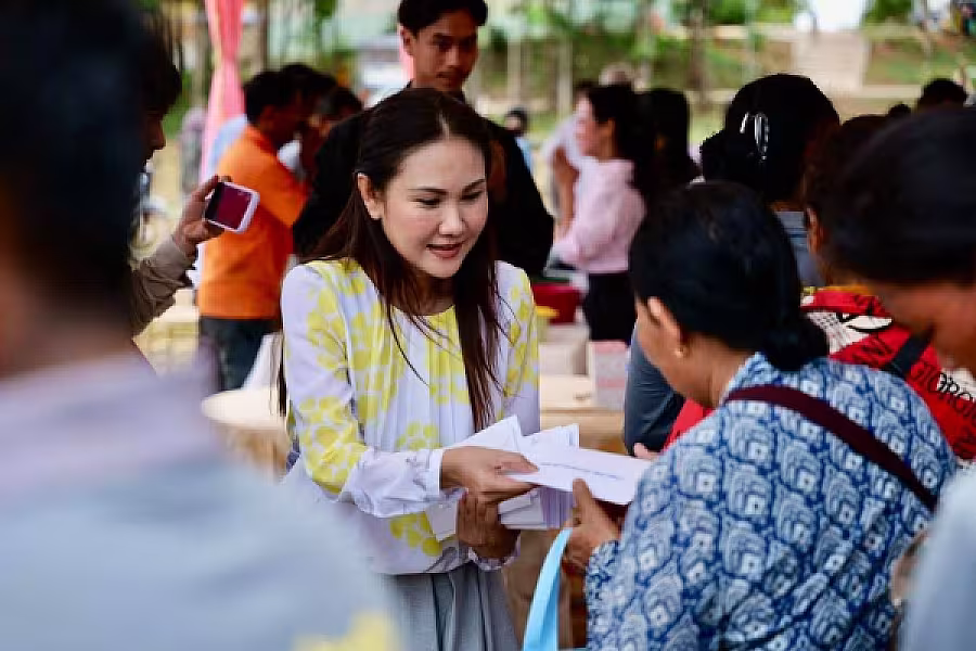 ឯកឧត្តម ឌី វិជ្ជា និងលោកជំទាវ ហ៊ុន ម៉ាណា អញ្ជើញនាំយកទេយ្យវត្ថុ ប្រគេនព្រះសង្ឃ និងចែកអំណោយគ្រួសារយុទ្ធជននៅសមរភូមិជួរមុខ នៅស្រុកភ្នំស្រួច - Image 4