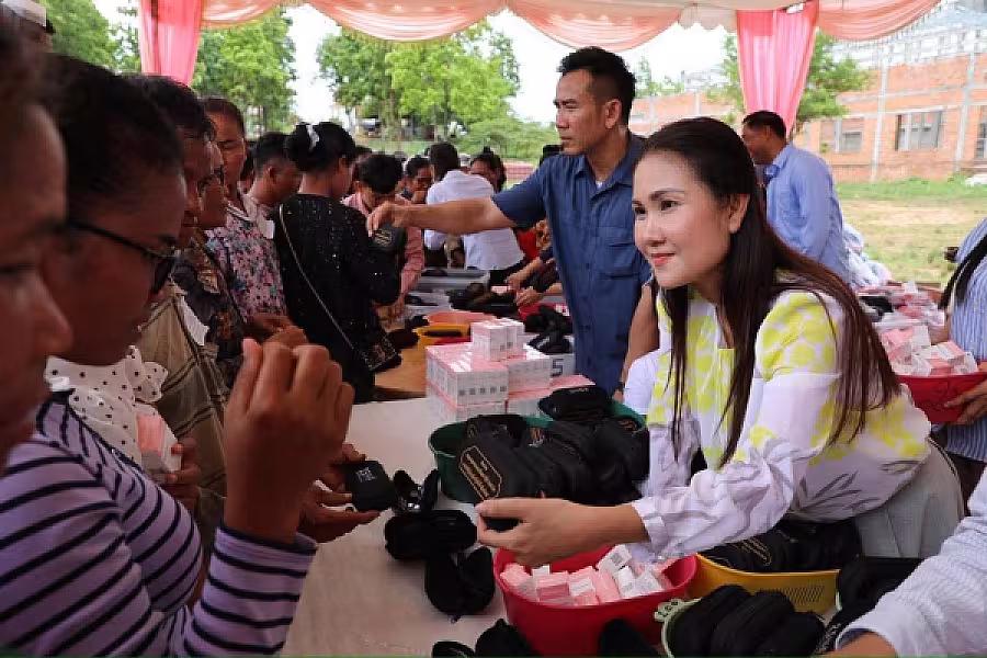 ឯកឧត្តម ឌី វិជ្ជា និងលោកជំទាវ ហ៊ុន ម៉ាណា អញ្ជើញនាំយកទេយ្យវត្ថុ ប្រគេនព្រះសង្ឃ និងចែកអំណោយគ្រួសារយុទ្ធជននៅសមរភូមិជួរមុខ នៅស្រុកភ្នំស្រួច - Image 5