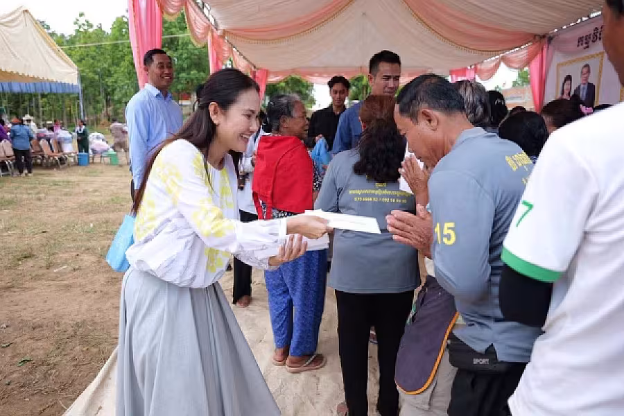 ឯកឧត្តម ឌី វិជ្ជា និងលោកជំទាវ ហ៊ុន ម៉ាណា អញ្ជើញនាំយកទេយ្យវត្ថុ ប្រគេនព្រះសង្ឃ និងចែកអំណោយគ្រួសារយុទ្ធជននៅសមរភូមិជួរមុខ នៅស្រុកភ្នំស្រួច - Image 6