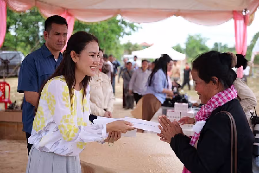 ឯកឧត្តម ឌី វិជ្ជា និងលោកជំទាវ ហ៊ុន ម៉ាណា អញ្ជើញនាំយកទេយ្យវត្ថុ ប្រគេនព្រះសង្ឃ និងចែកអំណោយគ្រួសារយុទ្ធជននៅសមរភូមិជួរមុខ នៅស្រុកភ្នំស្រួច - Image 7