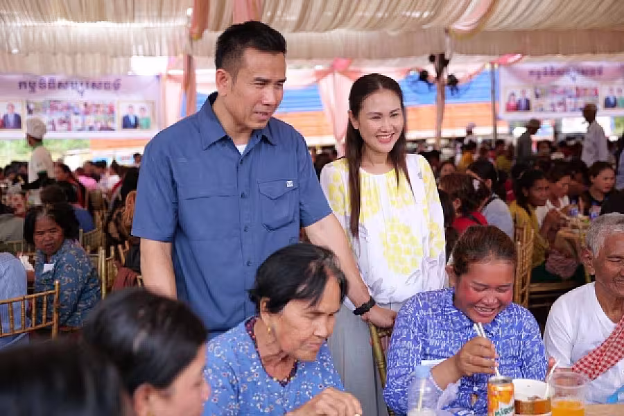 ឯកឧត្តម ឌី វិជ្ជា និងលោកជំទាវ ហ៊ុន ម៉ាណា អញ្ជើញនាំយកទេយ្យវត្ថុ ប្រគេនព្រះសង្ឃ និងចែកអំណោយគ្រួសារយុទ្ធជននៅសមរភូមិជួរមុខ នៅស្រុកភ្នំស្រួច - Image 8