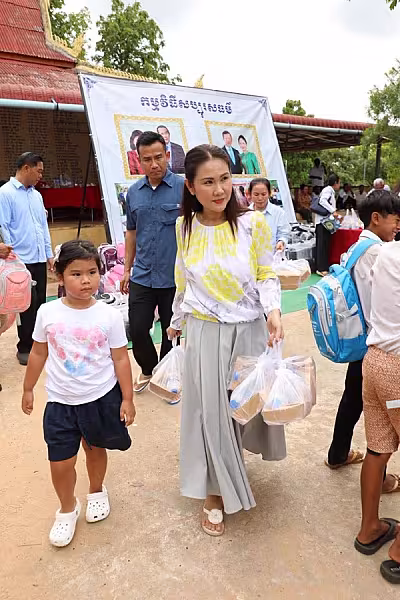ឯកឧត្តម ឌី វិជ្ជា និងលោកជំទាវ ហ៊ុន ម៉ាណា អញ្ជើញនាំយកទេយ្យវត្ថុ ប្រគេនព្រះសង្ឃ និងចែកអំណោយគ្រួសារយុទ្ធជននៅសមរភូមិជួរមុខ នៅស្រុកភ្នំស្រួច - Image 9