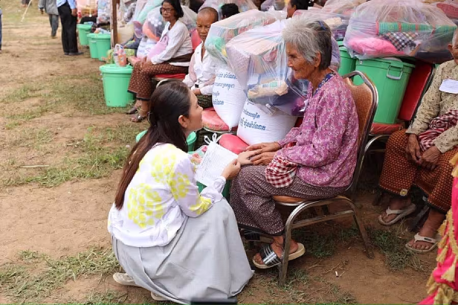ឯកឧត្តម ឌី វិជ្ជា និងលោកជំទាវ ហ៊ុន ម៉ាណា អញ្ជើញនាំយកទេយ្យវត្ថុ ប្រគេនព្រះសង្ឃ និងចែកអំណោយគ្រួសារយុទ្ធជននៅសមរភូមិជួរមុខ នៅស្រុកភ្នំស្រួច - Image 11