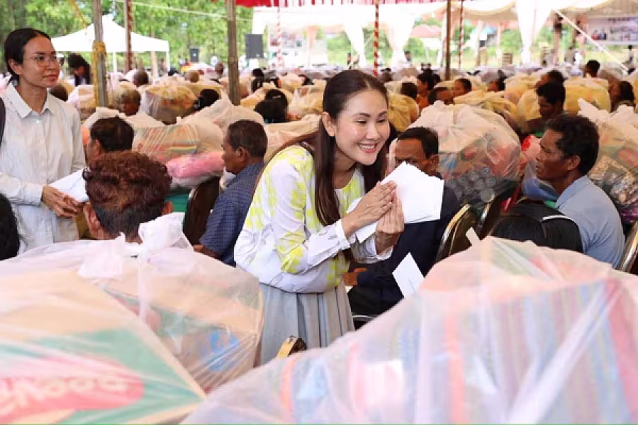 ឯកឧត្តម ឌី វិជ្ជា និងលោកជំទាវ ហ៊ុន ម៉ាណា អញ្ជើញនាំយកទេយ្យវត្ថុ ប្រគេនព្រះសង្ឃ និងចែកអំណោយគ្រួសារយុទ្ធជននៅសមរភូមិជួរមុខ នៅស្រុកភ្នំស្រួច - Image 12