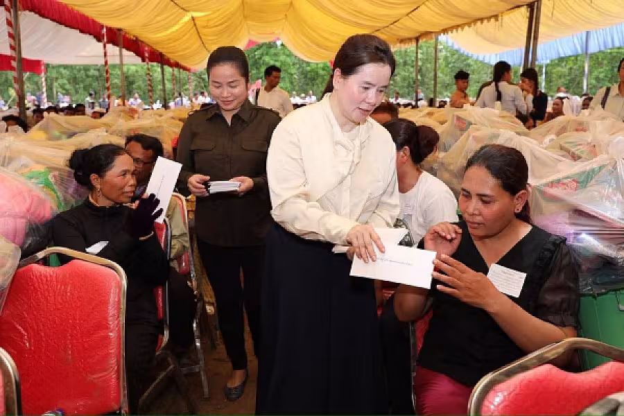 ឯកឧត្តម ឌី វិជ្ជា និងលោកជំទាវ ហ៊ុន ម៉ាណា អញ្ជើញនាំយកទេយ្យវត្ថុ ប្រគេនព្រះសង្ឃ និងចែកអំណោយគ្រួសារយុទ្ធជននៅសមរភូមិជួរមុខ នៅស្រុកភ្នំស្រួច - Image 13