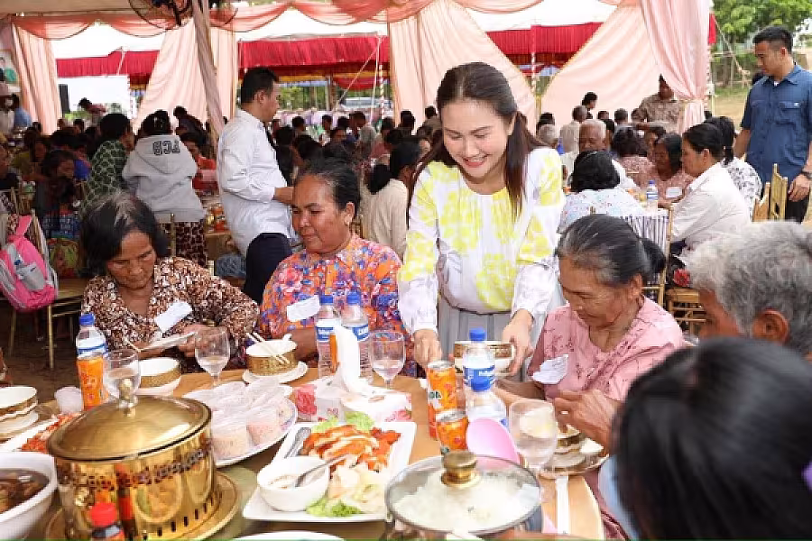 ឯកឧត្តម ឌី វិជ្ជា និងលោកជំទាវ ហ៊ុន ម៉ាណា អញ្ជើញនាំយកទេយ្យវត្ថុ ប្រគេនព្រះសង្ឃ និងចែកអំណោយគ្រួសារយុទ្ធជននៅសមរភូមិជួរមុខ នៅស្រុកភ្នំស្រួច - Image 15