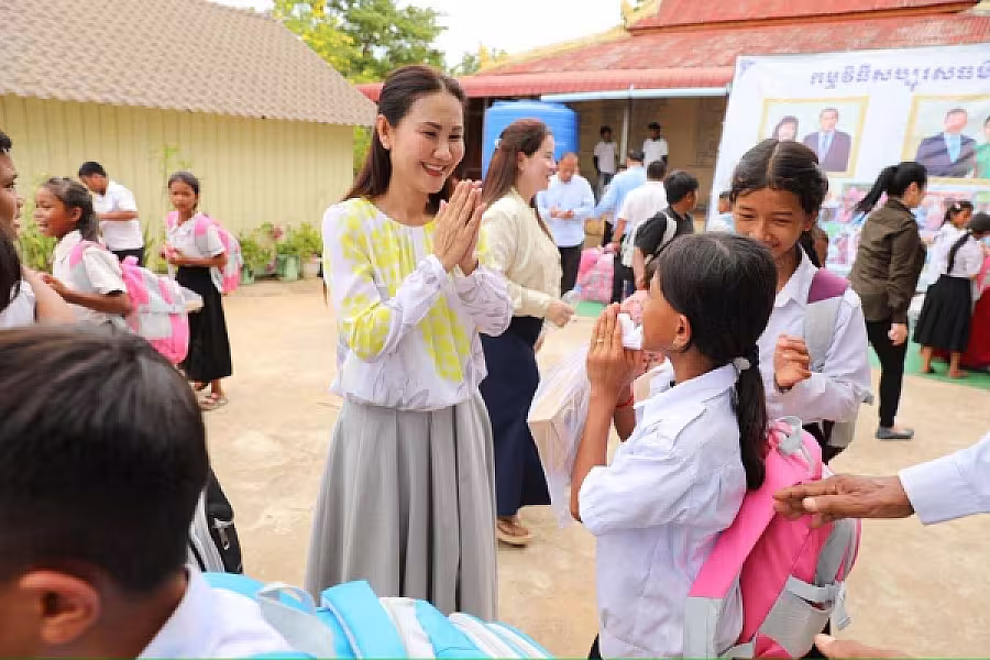 ឯកឧត្តម ឌី វិជ្ជា និងលោកជំទាវ ហ៊ុន ម៉ាណា អញ្ជើញនាំយកទេយ្យវត្ថុ ប្រគេនព្រះសង្ឃ និងចែកអំណោយគ្រួសារយុទ្ធជននៅសមរភូមិជួរមុខ នៅស្រុកភ្នំស្រួច - Image 16