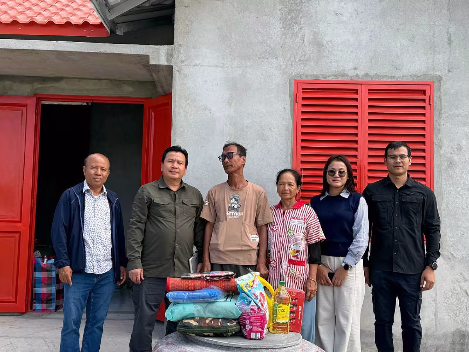 មន្ទីរសូរិយោដីខេត្តកណ្តាលចុះសួរសុខទុក្ខ និងនាំយកអំណោយជូនក្រុមគ្រួសារអតីតយុទ្ធជន និងនិវត្តជនដែលទទួលផ្ទះ និងដីនៅខេត្តកំពង់ឆ្នាំង 