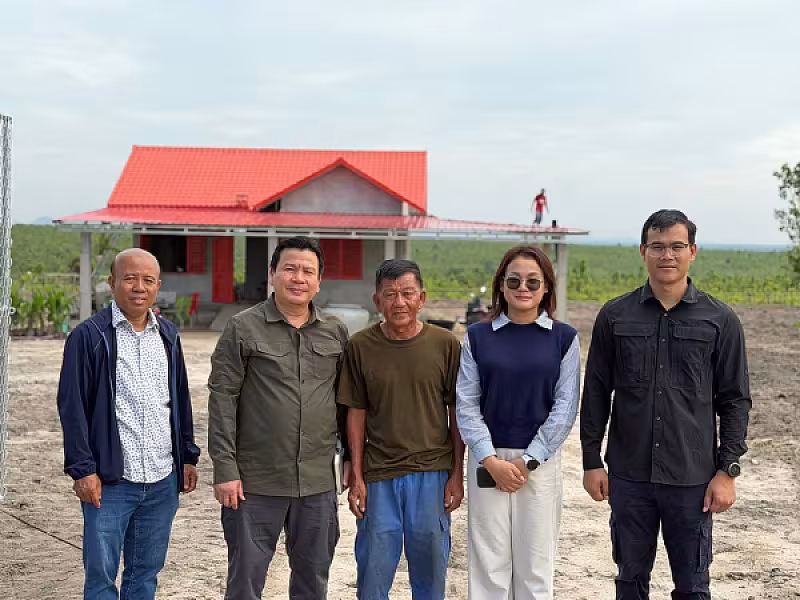 មន្ទីរសូរិយោដីខេត្តកណ្តាលចុះសួរសុខទុក្ខ និងនាំយកអំណោយជូនក្រុមគ្រួសារអតីតយុទ្ធជន និងនិវត្តជនដែលទទួលផ្ទះ និងដីនៅខេត្តកំពង់ឆ្នាំង  - Image 2