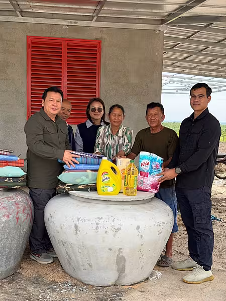 មន្ទីរសូរិយោដីខេត្តកណ្តាលចុះសួរសុខទុក្ខ និងនាំយកអំណោយជូនក្រុមគ្រួសារអតីតយុទ្ធជន និងនិវត្តជនដែលទទួលផ្ទះ និងដីនៅខេត្តកំពង់ឆ្នាំង  - Image 5
