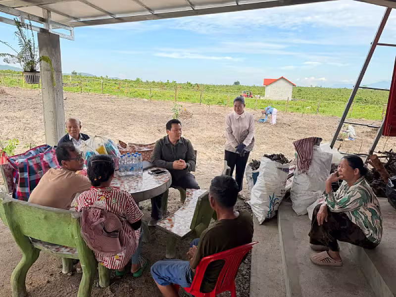 មន្ទីរសូរិយោដីខេត្តកណ្តាលចុះសួរសុខទុក្ខ និងនាំយកអំណោយជូនក្រុមគ្រួសារអតីតយុទ្ធជន និងនិវត្តជនដែលទទួលផ្ទះ និងដីនៅខេត្តកំពង់ឆ្នាំង  - Image 7