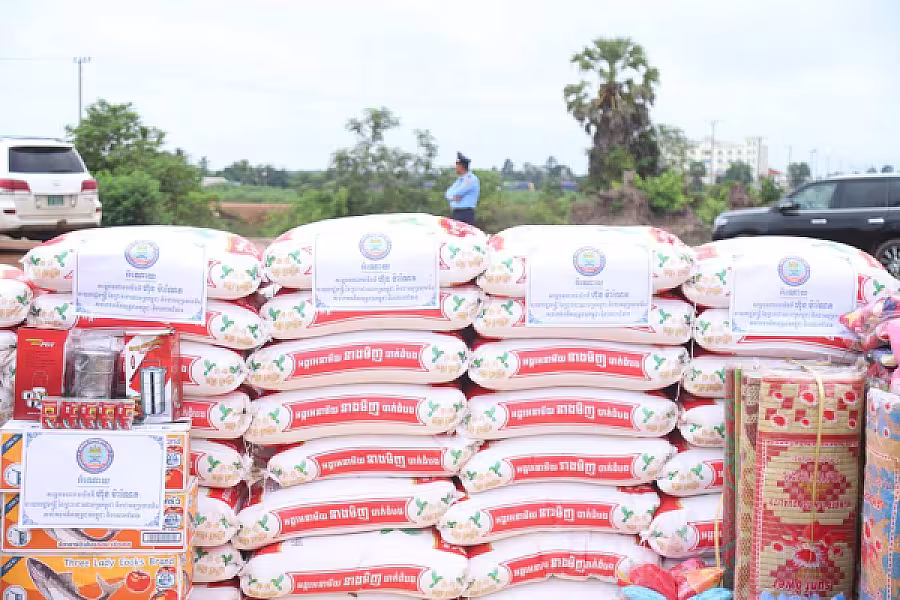 ឯកឧត្តម កិត្តិសង្គហបណ្ឌិត គន់ គីម ប្រគល់ផ្ទះ៣៨ខ្នង ជាអំណោយរបស់សម្ដេចមហាបវរធិបតី ហ៊ុន ម៉ាណែត ជូនអតីតយុទ្ធជន នៅស្រុកពញាក្រែក ខេត្តត្បូងឃ្មុំ - Image 4