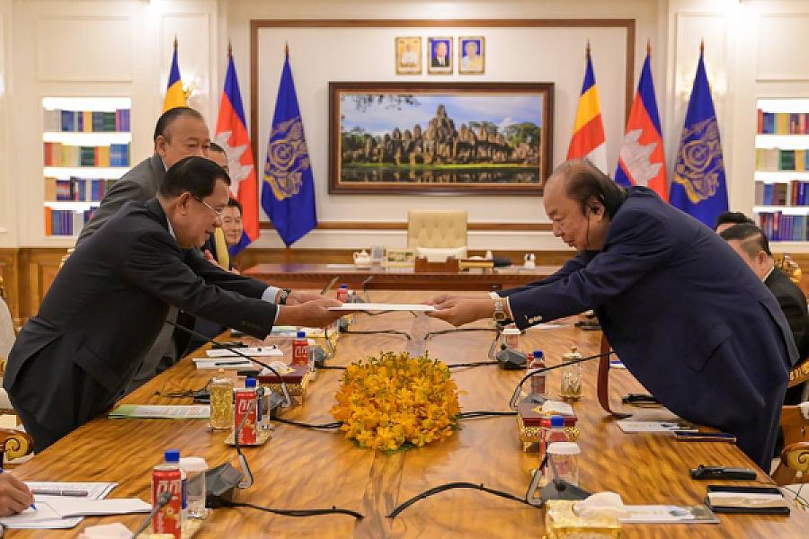 សម្តេចតេជោ ហ៊ុន សែន ផ្តល់អនុសាសន៍ដល់ឯកឧត្តមសាស្រ្តាចារ្យបណ្ឌិត Dato Sri Prof. Dr. Tahir ពិនិត្យលទ្ធភាពរៀបចំអភិវឌ្ឍភូមិអតីតយុទ្ធជនមួយ ដើម្បីរួមចំណែកក្នុងបុព្វហេតុជាមួយអតីតយុទ្ធជនកម្ពុជា