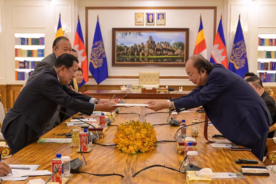 សម្តេចតេជោ ហ៊ុន សែន ផ្តល់អនុសាសន៍ដល់ឯកឧត្តមសាស្រ្តាចារ្យបណ្ឌិត Dato Sri Prof. Dr. Tahir ពិនិត្យលទ្ធភាពរៀបចំអភិវឌ្ឍភូមិអតីតយុទ្ធជនមួយ ដើម្បីរួមចំណែកក្នុងបុព្វហេតុជាមួយអតីតយុទ្ធជនកម្ពុជា